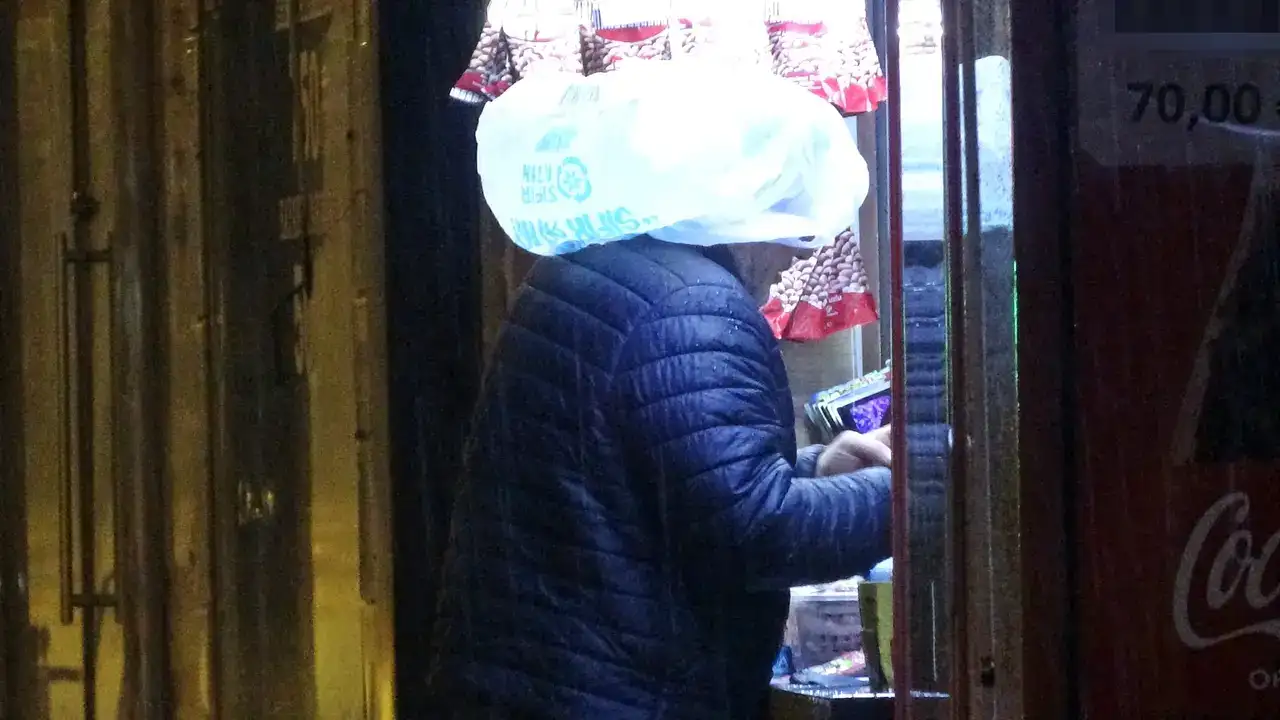 Araçlar Mahsur Kaldı, Vatandaş Duraklara Sığındı 8